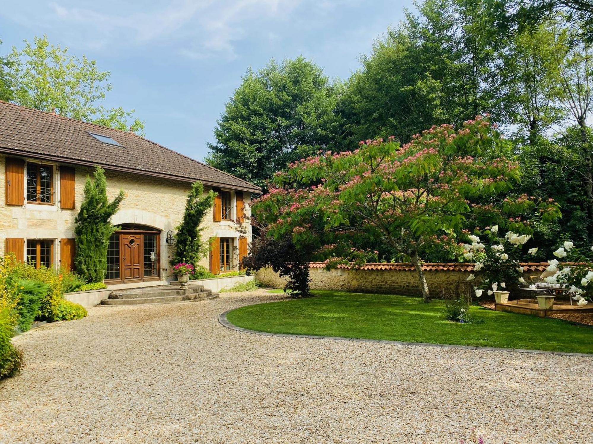 Moulin Du Fontcourt Bed & Breakfast Chasseneuil-sur-Bonnieure Exterior foto