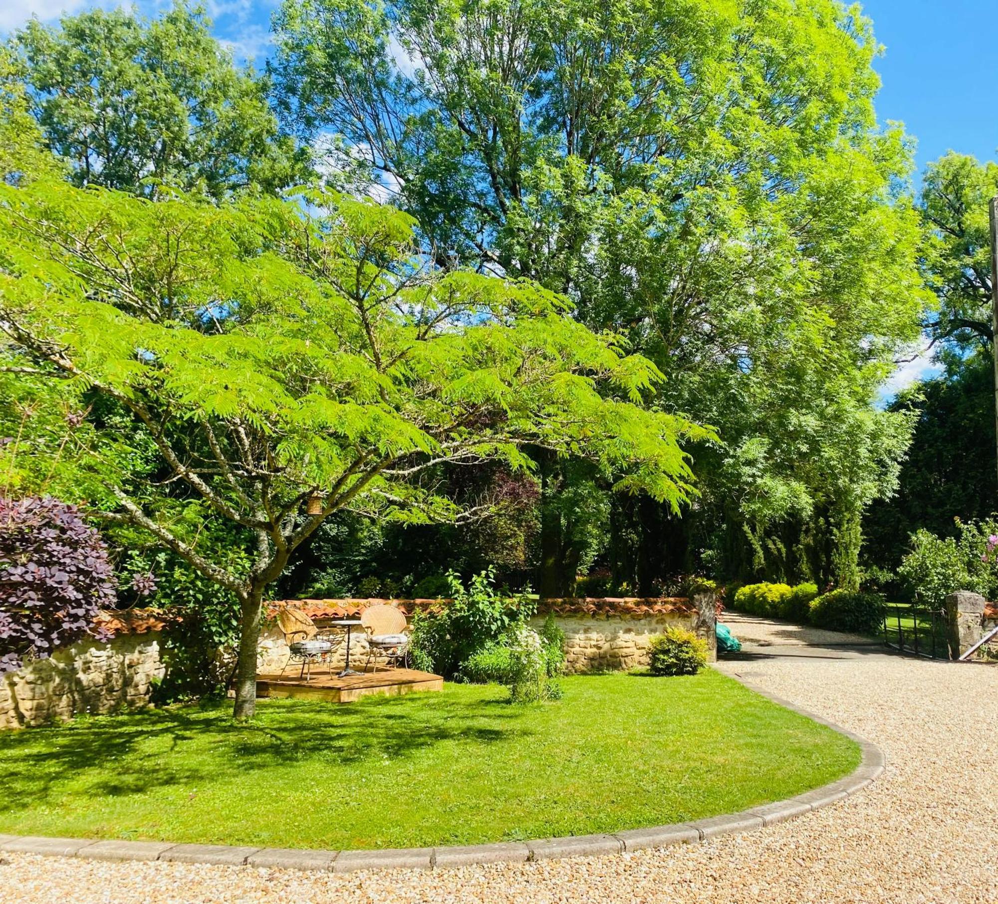 Moulin Du Fontcourt Bed & Breakfast Chasseneuil-sur-Bonnieure Exterior foto