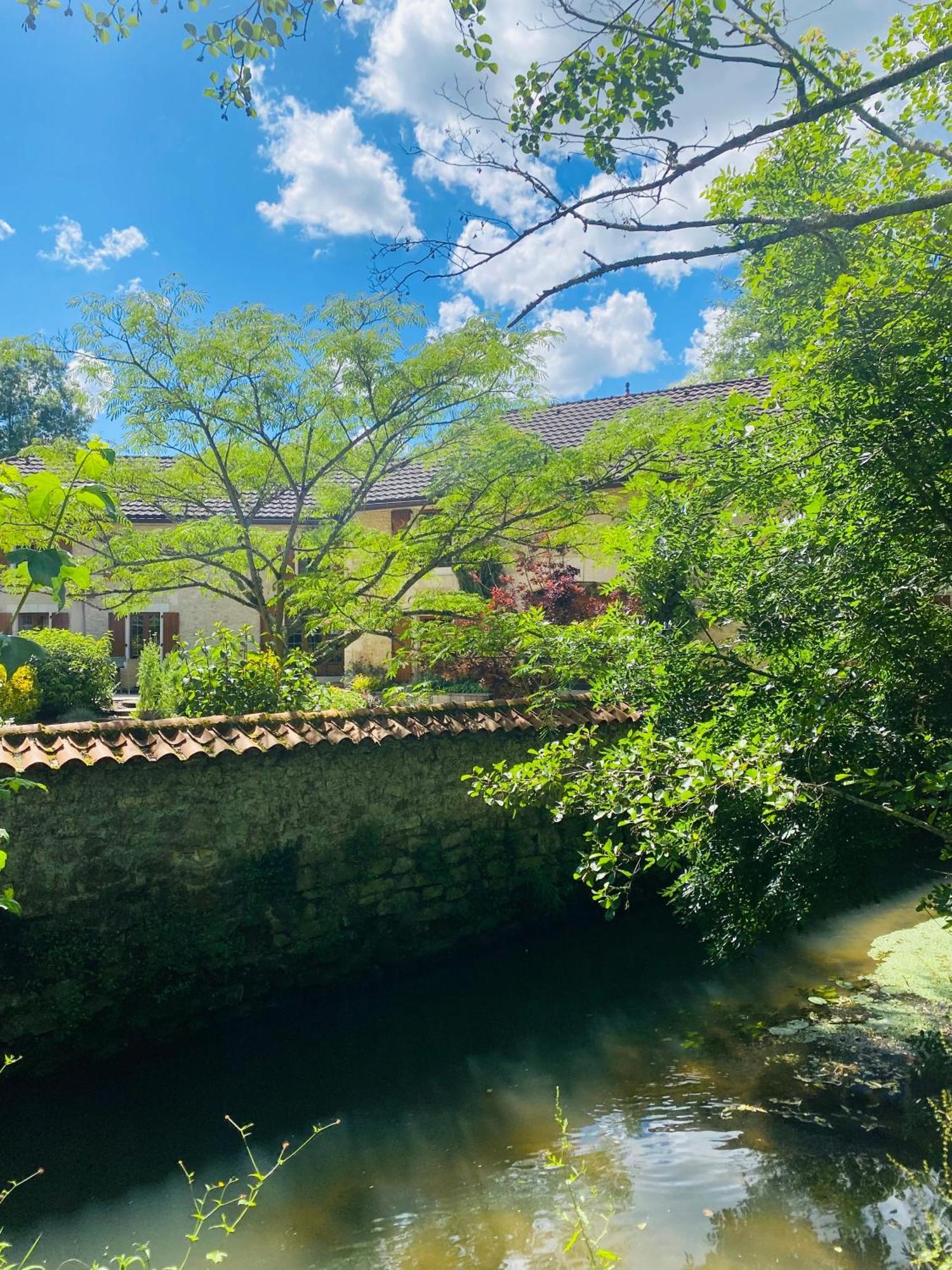 Moulin Du Fontcourt Bed & Breakfast Chasseneuil-sur-Bonnieure Exterior foto